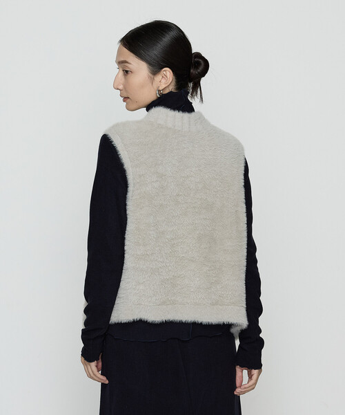 Gabardine K.T（ギャバジンケーティー）の「マイクロナイロンフェザーヤーン 2WAYベスト（ベスト・レディース・グレイッシュベージュ/チャコール・9号）」の4枚目の写真