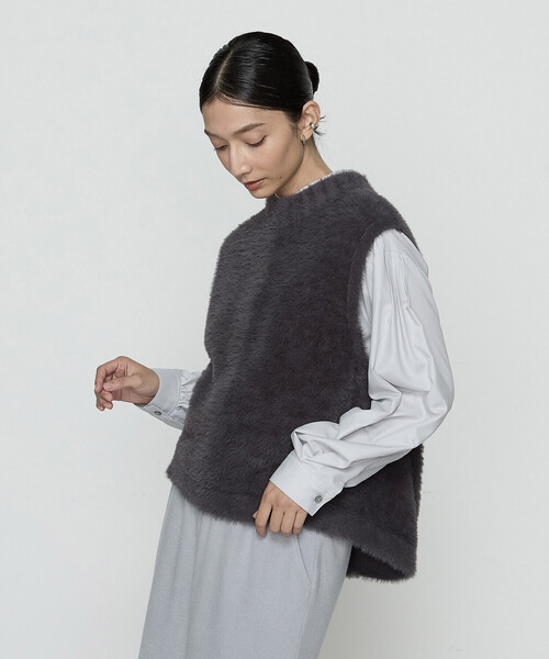 Gabardine K.T（ギャバジンケーティー）の「マイクロナイロンフェザーヤーン 2WAYベスト（ベスト・レディース・グレイッシュベージュ/チャコール・9号）」の5枚目の写真