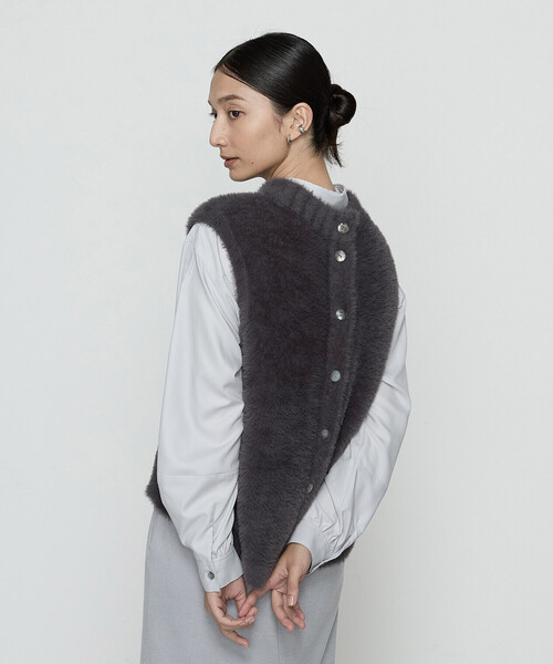 Gabardine K.T（ギャバジンケーティー）の「マイクロナイロンフェザーヤーン 2WAYベスト（ベスト・レディース・グレイッシュベージュ/チャコール・9号）」の6枚目の写真