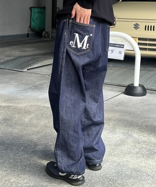 MUCENT（ムセント）の「【日本未発売/WEB限定】MUCENT(ムセント)/オーバーサイズ ワイド バックポケット ロゴ デニム パンツ/MAXXI BACK POCKET BIG LOGO DENIM（デニムパンツ・レディース・ダークブルー/ブラック・FREE）」の2枚目の写真