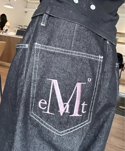 MUCENT（ムセント）の「【日本未発売/WEB限定】MUCENT(ムセント)/オーバーサイズ ワイド バックポケット ロゴ デニム パンツ/MAXXI BACK POCKET BIG LOGO DENIM（デニムパンツ・レディース・ダークブルー/ブラック・FREE）」の4枚目の写真