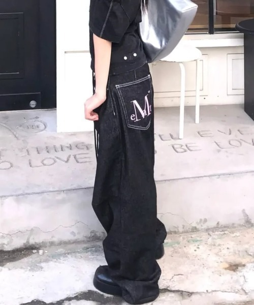 MUCENT（ムセント）の「【日本未発売/WEB限定】MUCENT(ムセント)/オーバーサイズ ワイド バックポケット ロゴ デニム パンツ/MAXXI BACK POCKET BIG LOGO DENIM（デニムパンツ・レディース・ダークブルー/ブラック・FREE）」の5枚目の写真