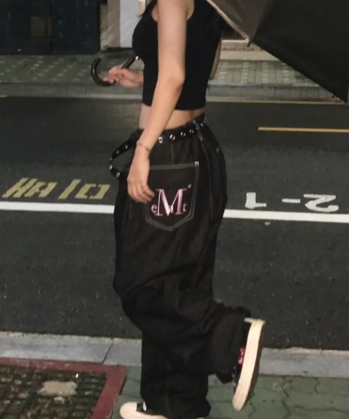 MUCENT（ムセント）の「【日本未発売/WEB限定】MUCENT(ムセント)/オーバーサイズ ワイド バックポケット ロゴ デニム パンツ/MAXXI BACK POCKET BIG LOGO DENIM（デニムパンツ・レディース・ダークブルー/ブラック・FREE）」の7枚目の写真