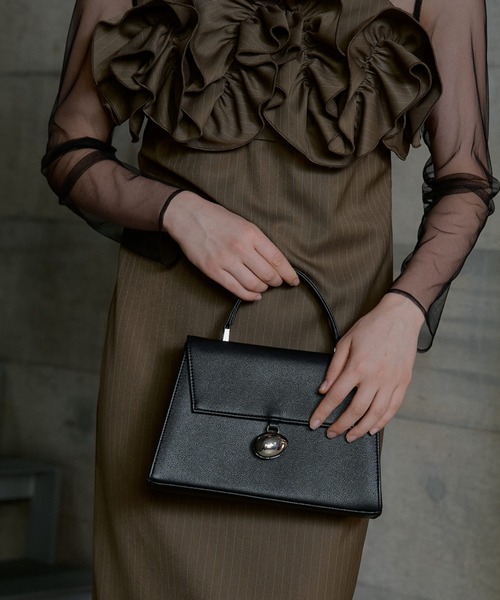 LE'RURE(リルアー)の「Bell motif boxy bag(ハンドバッグ・レディース・アイボリー/ブラック/カーキ・FREE)」の2枚目の写真