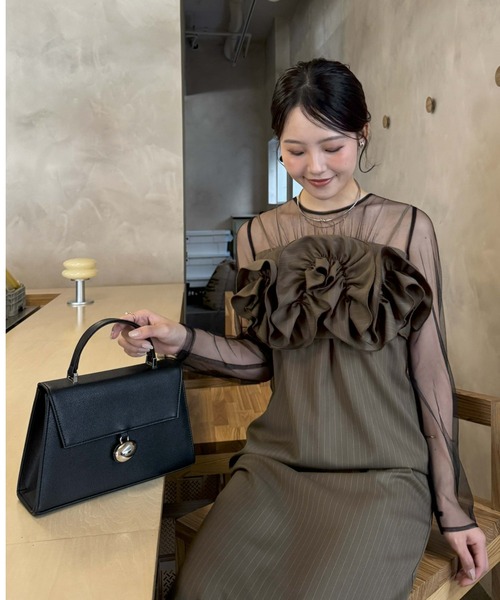 LE'RURE(リルアー)の「Bell motif boxy bag(ハンドバッグ・レディース・アイボリー/ブラック/カーキ・FREE)」の5枚目の写真