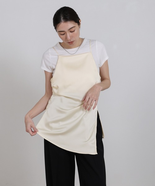 select MOCA(セレクトモカ)の「サイドスリットアシンメトリーサテンキャミソール【セットアップ対応】(キャミソール・レディース・ブラウン/ブラック/アイボリー・FREE)」の2枚目の写真