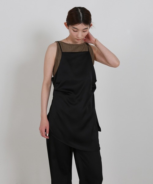 select MOCA(セレクトモカ)の「サイドスリットアシンメトリーサテンキャミソール【セットアップ対応】(キャミソール・レディース・ブラウン/ブラック/アイボリー・FREE)」の3枚目の写真