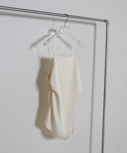 select MOCA(セレクトモカ)の「サイドスリットアシンメトリーサテンキャミソール【セットアップ対応】(キャミソール・レディース・ブラウン/ブラック/アイボリー・FREE)」の16枚目の写真