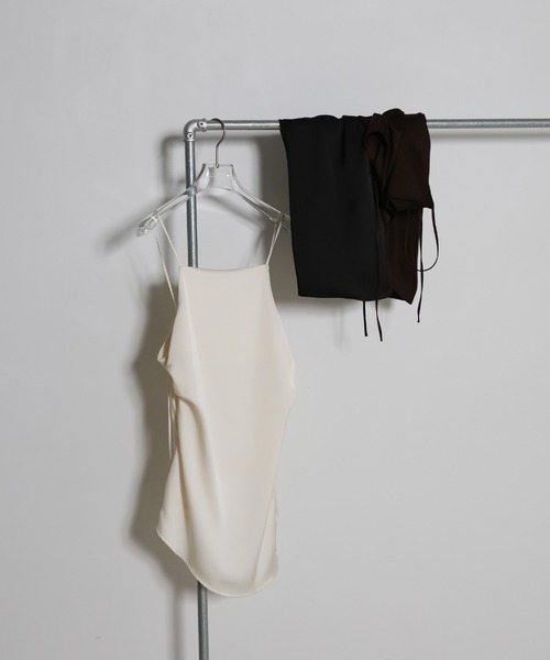 select MOCA(セレクトモカ)の「サイドスリットアシンメトリーサテンキャミソール【セットアップ対応】(キャミソール・レディース・ブラウン/ブラック/アイボリー・FREE)」の7枚目の写真
