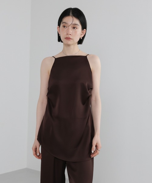 select MOCA(セレクトモカ)の「サイドスリットアシンメトリーサテンキャミソール【セットアップ対応/手洗い可】(キャミソール・レディース・ブラウン/ブラック/アイボリー・FREE)」の6枚目の写真