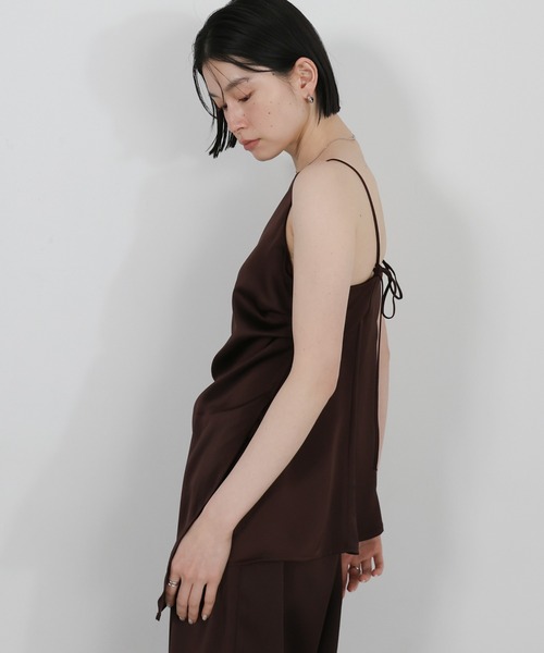 select MOCA(セレクトモカ)の「サイドスリットアシンメトリーサテンキャミソール【セットアップ対応/手洗い可】(キャミソール・レディース・ブラウン/ブラック/アイボリー・FREE)」の9枚目の写真