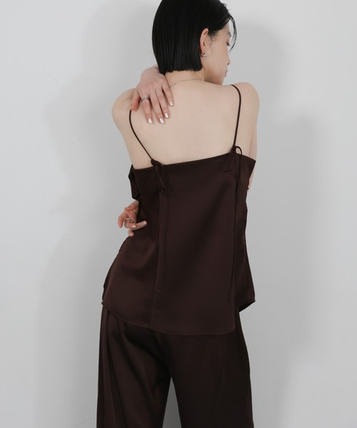 select MOCA(セレクトモカ)の「サイドスリットアシンメトリーサテンキャミソール【セットアップ対応/手洗い可】(キャミソール・レディース・ブラウン/ブラック/アイボリー・FREE)」の10枚目の写真