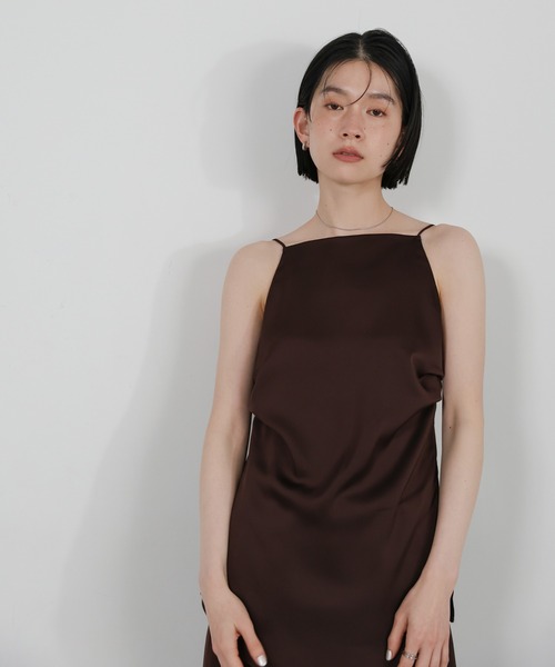 select MOCA(セレクトモカ)の「サイドスリットアシンメトリーサテンキャミソール【セットアップ対応/手洗い可】(キャミソール・レディース・ブラウン/ブラック/アイボリー・FREE)」の13枚目の写真