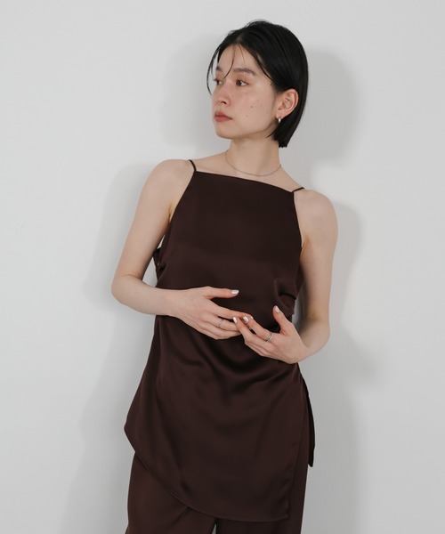 select MOCA(セレクトモカ)の「サイドスリットアシンメトリーサテンキャミソール【セットアップ対応/手洗い可】(キャミソール・レディース・ブラウン/ブラック/アイボリー・FREE)」の7枚目の写真