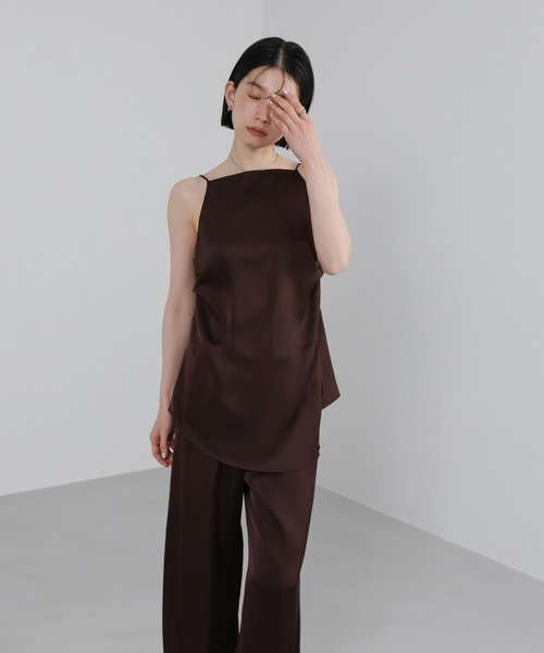 select MOCA(セレクトモカ)の「サイドスリットアシンメトリーサテンキャミソール【セットアップ対応/手洗い可】(キャミソール・レディース・ブラウン/ブラック/アイボリー・FREE)」の8枚目の写真