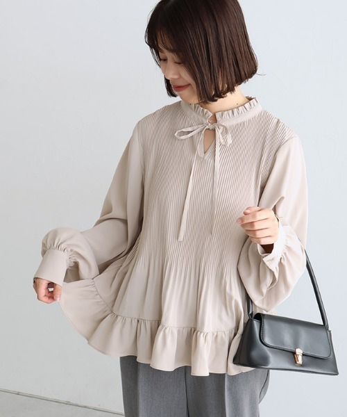 Pierrot（ピエロ）の「消しプリーツフリルネックブラウス（シャツ/ブラウス・レディース・オフホワイト/グレイッシュベージュ・M/L）」の2枚目の写真