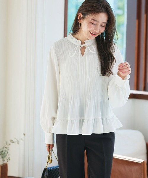 Pierrot（ピエロ）の「消しプリーツフリルネックブラウス（シャツ/ブラウス・レディース・オフホワイト/グレイッシュベージュ・M/L）」の3枚目の写真