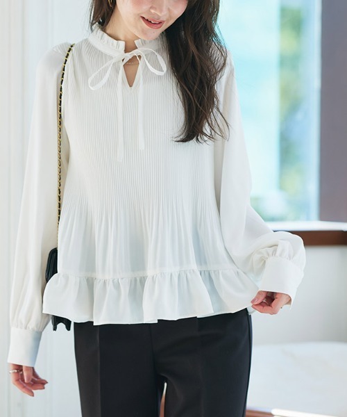Pierrot（ピエロ）の「消しプリーツフリルネックブラウス（シャツ/ブラウス・レディース・オフホワイト/グレイッシュベージュ・M/L）」の4枚目の写真