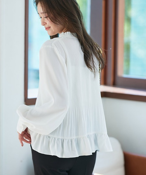 Pierrot（ピエロ）の「消しプリーツフリルネックブラウス（シャツ/ブラウス・レディース・オフホワイト/グレイッシュベージュ・M/L）」の5枚目の写真