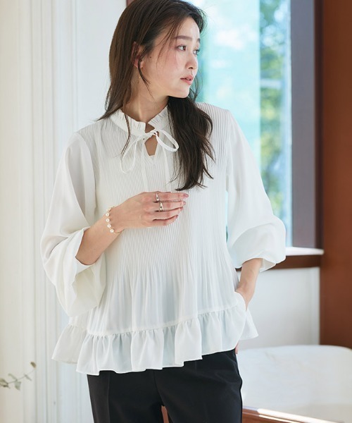 Pierrot（ピエロ）の「消しプリーツフリルネックブラウス（シャツ/ブラウス・レディース・オフホワイト/グレイッシュベージュ・M/L）」の6枚目の写真