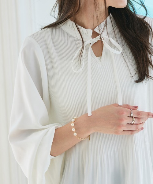 Pierrot（ピエロ）の「消しプリーツフリルネックブラウス（シャツ/ブラウス・レディース・オフホワイト/グレイッシュベージュ・M/L）」の8枚目の写真