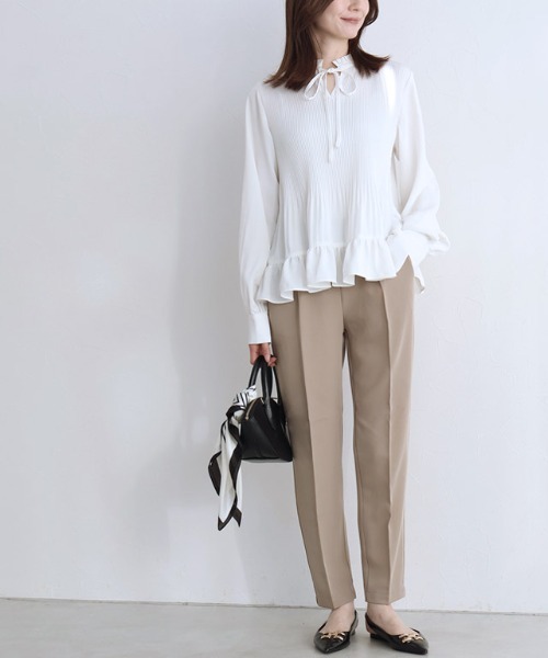 Pierrot（ピエロ）の「消しプリーツフリルネックブラウス（シャツ/ブラウス・レディース・オフホワイト/グレイッシュベージュ・M/L）」の10枚目の写真