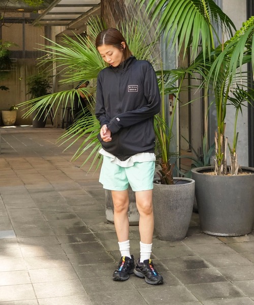 BILLABONG（ビラボン）の「【BILLABONG/ビラボン】ジップラッシュガード/水陸両用　UVケア　ハイネックジップアップ　長袖　ラッシュガード(水着)（ラッシュガード・レディース・ブラック・MEDIUM）」の6枚目の写真