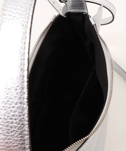 RIPANI(リパーニ)の「【RIPANI】サイドフリルホーボーバッグミディ(Q66402)(ハンドバッグ・レディース・シルバー・ALL)」の4枚目の写真