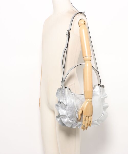 RIPANI(リパーニ)の「【RIPANI】サイドフリルホーボーバッグミディ(Q66402)(ハンドバッグ・レディース・シルバー・ALL)」の5枚目の写真
