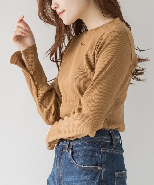 aity(アイティ)の「M-4L 袖スリット リブカットソー(Tシャツ/カットソー・レディース・ブラック/キャメル/グレイッシュベージュ・4L/3L/LL/L/M)」の18枚目の写真
