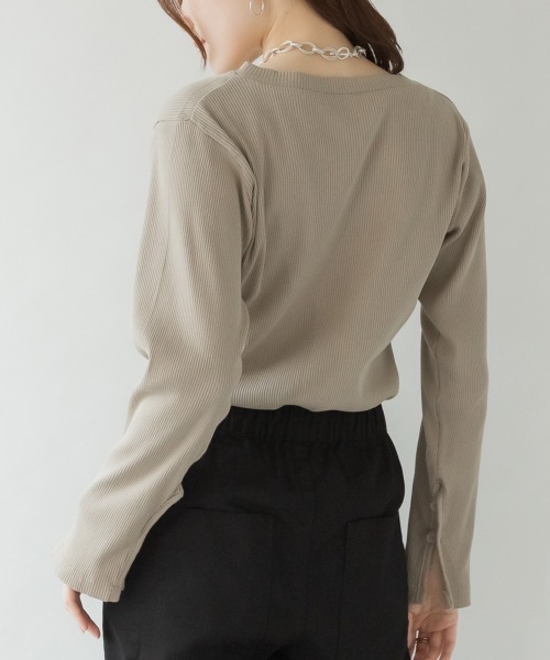 aity(アイティ)の「M-4L 袖スリット リブカットソー(Tシャツ/カットソー・レディース・ブラック/キャメル/グレイッシュベージュ・4L/3L/LL/L/M)」の14枚目の写真