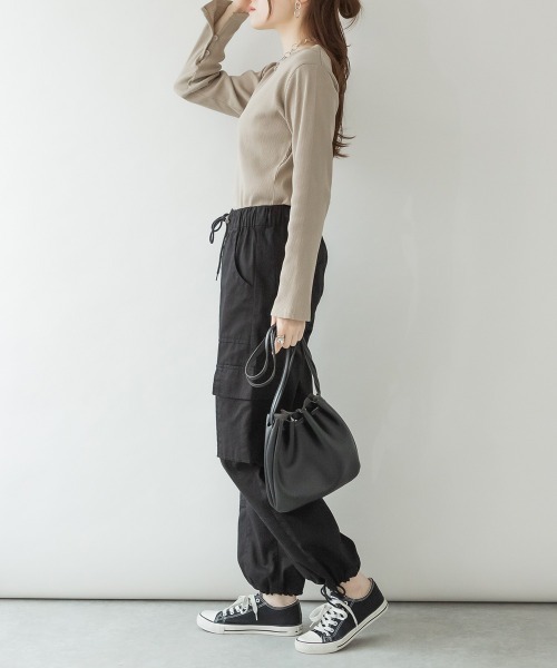 aity(アイティ)の「M-4L 袖スリット リブカットソー(Tシャツ/カットソー・レディース・ブラック/キャメル/グレイッシュベージュ・4L/3L/LL/L/M)」の15枚目の写真