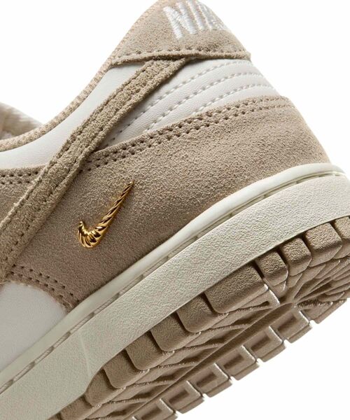 NIKE(ナイキ)の「ナイキ ダンク LOW ウィメンズシューズ / Nike Dunk Low Suede Women's Shoes IO4244-101 Sail(スニーカー・レディース・クリーム・26/25.5/22.5/25/24.5/24/23.5/23)」の8枚目の写真