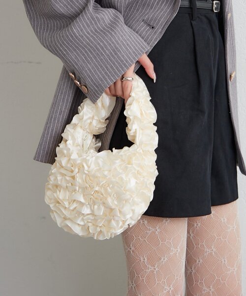 mystic(ミスティック)の「サテンフリルハンドBAG(ハンドバッグ・レディース・アイボリー・ONE SIZE)」の2枚目の写真