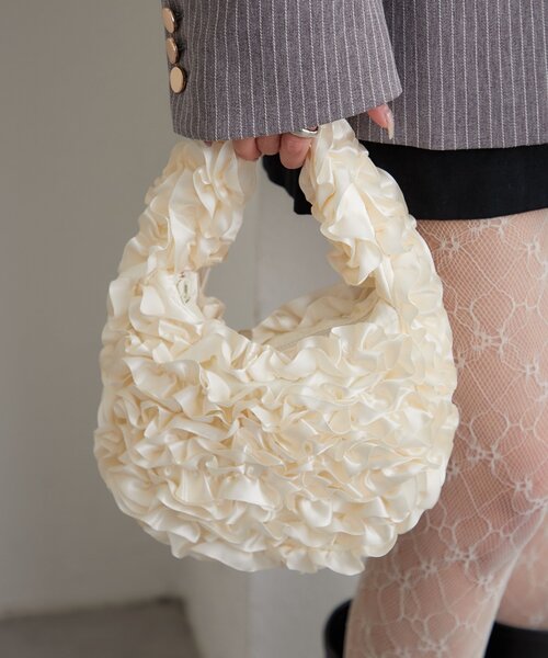 mystic(ミスティック)の「サテンフリルハンドBAG(ハンドバッグ・レディース・アイボリー・ONE SIZE)」の6枚目の写真
