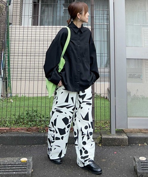 CORNERS by KR（コーナーズバイケーアール）の「【CORNERS by KR】リネンタッチ幾何学柄ラフパンツ（その他パンツ・レディース・オフホワイト/ブラック/グリーン・M）」の2枚目の写真