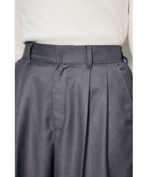 AZUL by moussy(アズールバイマウジー)の「【セットアップ対応】【身長/骨格別着用画像あり】タックハーフパンツ 春服 秋服 冬服 マニッシュ 着やせ 体系カバー 腰回りカバー(スラックス・レディース・杢グレー/ベージュ・SMALL/MEDIUM)」の18枚目の写真