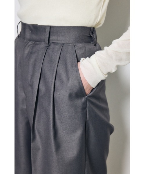 AZUL by moussy(アズールバイマウジー)の「【セットアップ対応】【身長/骨格別着用画像あり】タックハーフパンツ 春服 秋服 冬服 マニッシュ 着やせ 体系カバー 腰回りカバー(スラックス・レディース・杢グレー/ベージュ・SMALL/MEDIUM)」の21枚目の写真