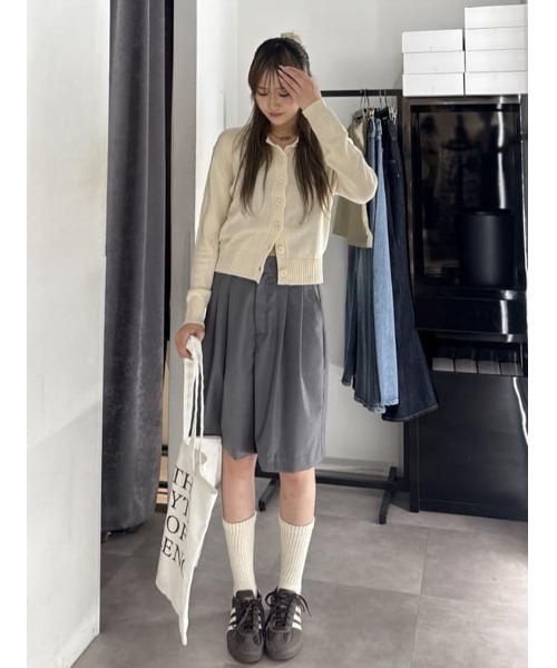 AZUL by moussy(アズールバイマウジー)の「【セットアップ対応】【身長/骨格別着用画像あり】タックハーフパンツ 春服 秋服 冬服 マニッシュ 着やせ 体系カバー 腰回りカバー(スラックス・レディース・杢グレー/ベージュ・SMALL/MEDIUM)」の12枚目の写真