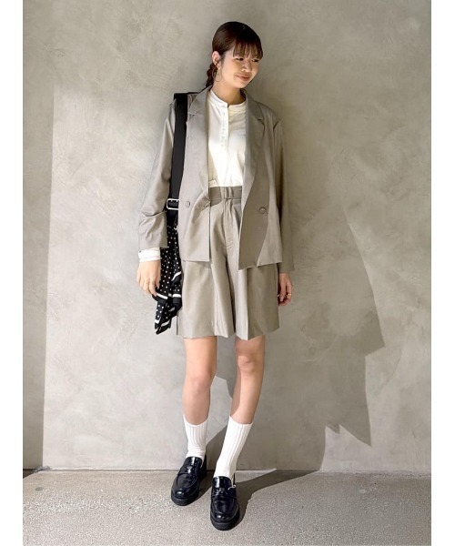 AZUL by moussy(アズールバイマウジー)の「【セットアップ対応】【身長/骨格別着用画像あり】タックハーフパンツ 春服 秋服 冬服 マニッシュ 着やせ 体系カバー 腰回りカバー(スラックス・レディース・杢グレー/ベージュ・SMALL/MEDIUM)」の8枚目の写真