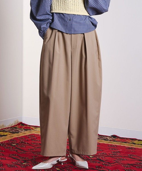 ROSE BUD（ローズバッド）の「(CREOLME)STRIPE TUCK BARREL PANTS（その他パンツ・レディース・ベージュ/ブラック・M/S）」の2枚目の写真