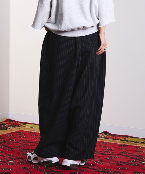 ROSE BUD（ローズバッド）の「(CREOLME)STRIPE TUCK BARREL PANTS（その他パンツ・レディース・ベージュ/ブラック・M/S）」の13枚目の写真