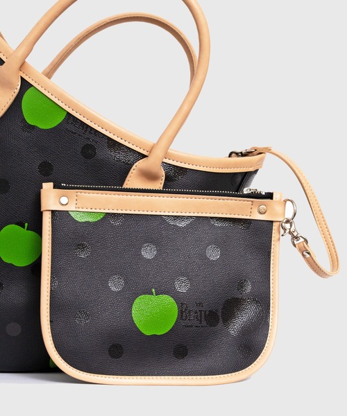 THE BEATLES COMME des GARCONS(ザ ビートルズ コムデギャルソン)の「THE BEATLES CdG BOAT BAG APPLE PRINTED / Natural collour handle SMALL(トートバッグ・メンズ・ブラック・ONE SIZE)」の4枚目の写真