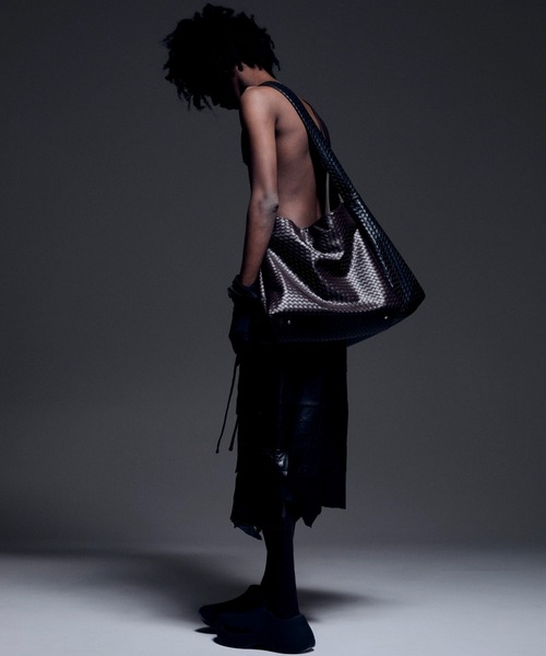 DANKE SCHON（ダンケシェーン）の「DankeSchon/ダンケシェーン/FAUX LEATHER WOVEN BAG（ショルダーバッグ・メンズ・ブラウン/ブラック・F）」の2枚目の写真