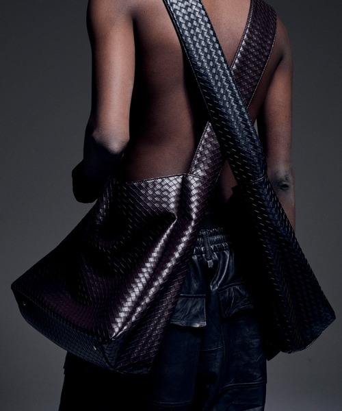 DANKE SCHON（ダンケシェーン）の「DankeSchon/ダンケシェーン/FAUX LEATHER WOVEN BAG（ショルダーバッグ・メンズ・ブラウン/ブラック・F）」の3枚目の写真