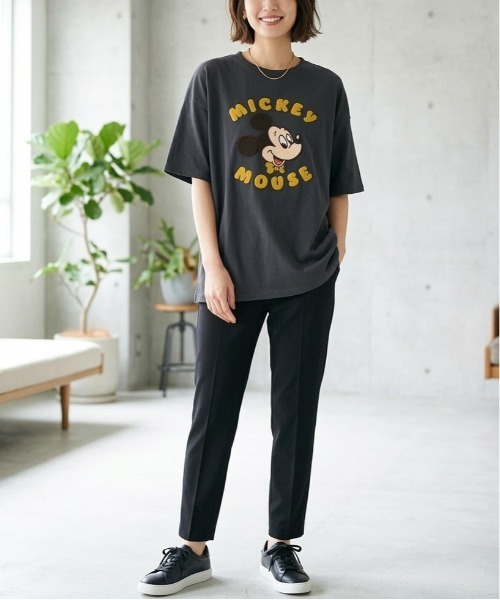 Disney(ディズニー)の「【DISNEY/ディズニー】ミッキーマウス サガラ刺繍半袖Tシャツ(Tシャツ/カットソー・レディース・オートミール/スミクロ/スカイブルー/オレンジ・LARGE/MEDIUM)」の5枚目の写真