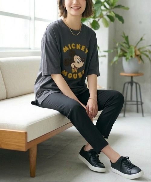 Disney(ディズニー)の「【DISNEY/ディズニー】ミッキーマウス サガラ刺繍半袖Tシャツ(Tシャツ/カットソー・レディース・オートミール/スミクロ/スカイブルー/オレンジ・LARGE/MEDIUM)」の8枚目の写真