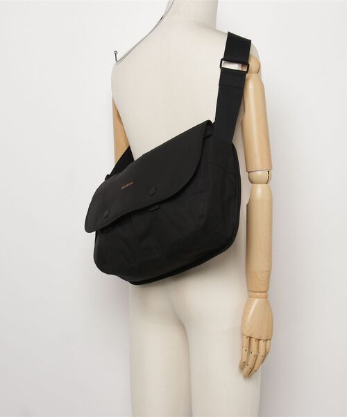 Barbour（バブアー）の「【TRANSPORT / トランスポート】Riever クロスボディバッグ（ショルダーバッグ・メンズ・ベージュ/ブラック・ONE SIZE）」の19枚目の写真