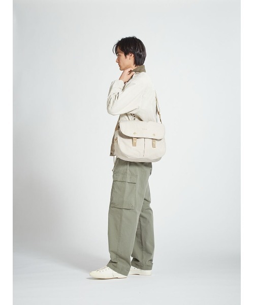 Barbour（バブアー）の「【TRANSPORT / トランスポート】Riever クロスボディバッグ（ショルダーバッグ・メンズ・ベージュ/ブラック・ONE SIZE）」の21枚目の写真
