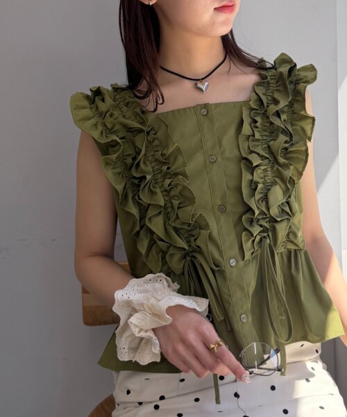 w closet(ダブルクローゼット)の「フリフリノースリブラウス(シャツ/ブラウス・レディース・カーキ/ブラック/レッド/グリーン/ブラック系その他/オフホワイト・FREE)」の4枚目の写真